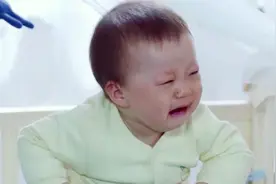 保姆偷吃雇主家东西，还把5个月大婴儿丢在家，偷跑出去赚外快视频封面