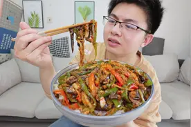 三个茄子一把线椒，下饭菜扛把子“茄子拌线椒”，味道太绝了！