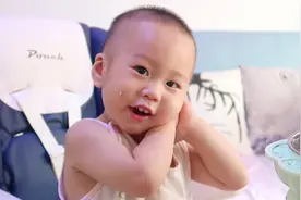 难得爸爸主动给一岁宝宝做饭，妈妈尝了一口，说以后都交给爸爸做视频封面