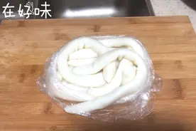 广东妹子教你炒“肠粉”，简单易做，味道太香了，光看都流口水