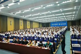 献礼党的二十大！济南中学高一同学齐唱《不忘初心》视频封面