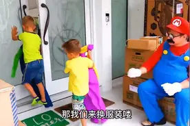 妈妈穿上工作服，给小男孩布置炫酷的赛车房间！视频封面