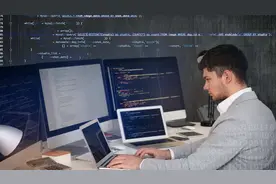 跑步机是种刑具，高跟鞋竟是男人穿的？这些发明的初衷也太奇葩了视频封面