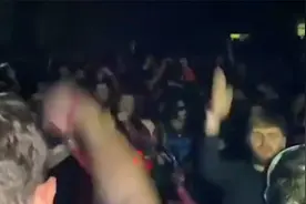 疯狂！疫情强烈反弹下伦敦惊现多场百人派对：没人戴口罩扎堆嗨视频封面
