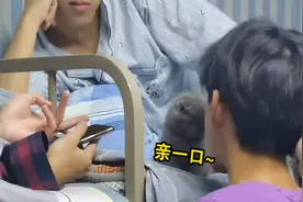 当男寝出现小猫咪！3位男生将其团团围住，其中一位男生举动亮了视频封面