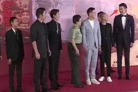 当张一山遇上合照杀手胡兵，身高压制，张一山瞬间上演神仙级走位视频封面