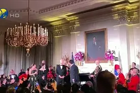 尹锡悦在白宫国宴上献唱《美国派》，拜登：没想到你会唱歌|现场视频封面