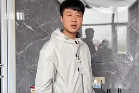 小伙开相亲对象三轮车掉沟里，叔叔还要求赔新车，场面尴尬又搞笑视频封面