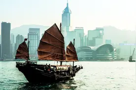 移民潮再起？暴力持续重创香港经济，港人移民查询急升14倍视频封面