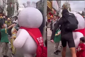 蜜雪冰城人偶街边招揽生意 突遭男子一记重拳打懵在原地视频封面