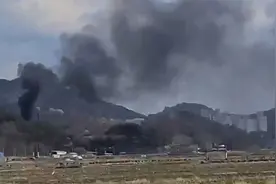 突发！韩国2架军机迎面相撞，3死1重伤，飞行员跳伞现场曝光视频封面