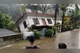 印度南部暴雨侵袭 整栋房屋栽进洪流被冲走,路旁几人淡定围观全程视频封面