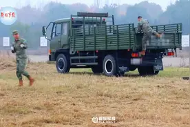 航空救生专业人员牵引升空跳伞视频封面