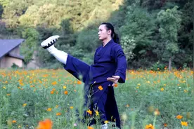 打太极拳容易伤膝盖，太极拳基本功练好了，拳架练好不会伤膝盖视频封面