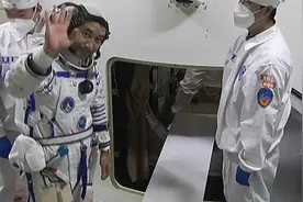 专家解释神舟十三乘组进舱次序 指令长翟志刚为何最后进舱视频封面