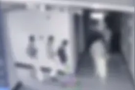 网传男生夜闯女生宿舍偷窥，两女生抗议反被开除？当地教育局回应视频封面
