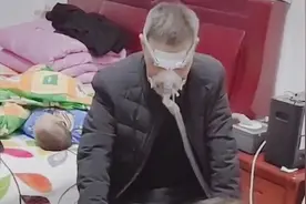 大爷一边吸氧一边陪儿女打麻将，网友：千万别让老爷子输了视频封面