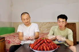 捉了一大堆小龙虾，大冬先炸再炒，虾尾紧致饱满真解馋视频封面