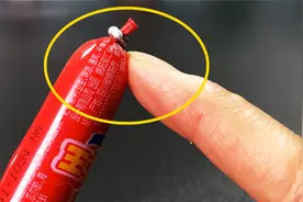 原来香肠铝环下藏着一个“小机关”，轻轻一拉完全剥开，不用牙咬视频封面