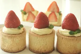 奶油冻和牛油混合的奶油做成的草莓塔视频封面