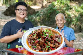 阿公上街买了一只麻鸭，阿米做湘西名菜土匪鸭，做法简单味道巴适