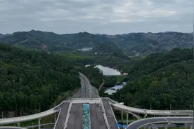 航拍成都东轴线控制性工程——建设中的龙泉山一号隧道视频封面