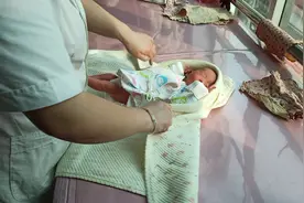 二宝刚生下来5天了，护士给她第一次洗澡，护士姐姐太专业了视频封面
