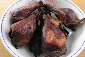把鸡腿放酱油里泡3天，味道比腊肉都香，过年待客人人夸你是大厨