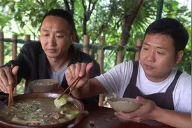 风干鸭，加点莴笋炖个老鸭汤，汤鲜味美，哥俩喝汤都喝饱了视频封面