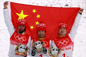 祝贺！中国队夺得自由式滑雪空中技巧混合团体银牌视频封面