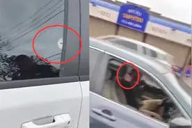 路怒！实拍：美国两男子开车互骂 男子抬手就是一枪 车窗直接打穿视频封面