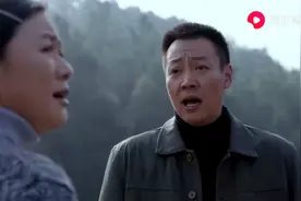 6岁哥哥抱未满月妹妹躲了起来，竟是大人想把妹妹送人，一家团圆视频封面