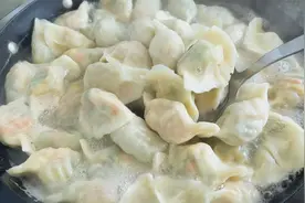 丝瓜包饺子，居然这么好吃，教你调馅方法，鲜嫩营养不油腻，香视频封面
