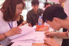 曾感动全网 洛阳73岁奶奶收养的弃婴入学了视频封面