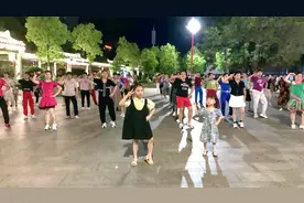 热闹广场一曲《老娘驾到》欢快霸气，两个小女孩太可爱了