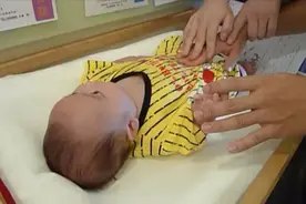 医生详细讲解如何给宝宝按摩肚肚，改善肠绞痛宝宝好舒服视频封面