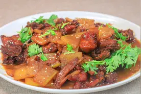 厨师长做一道农家小炒鸡，用冬瓜炒出来更好吃，这做法地道家常