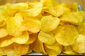 孩子假期想吃薯片，3元就能做一大盘，又香又脆，放7天也不回软视频封面