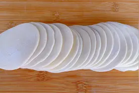 60年代的人用饺子皮做春饼，全程不用油，一锅60张也不粘，薄如纸