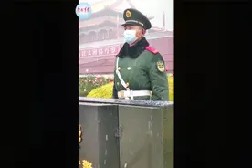 风雪中执勤！武警战士天安门冒雪执勤视频封面