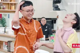 小伙把餐厅全部人的生日一遍记住，李佳琦直呼：简直在看最强大脑