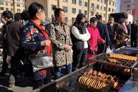 东北小伙摆摊卖烤鸡腿，刚烤好就被抢光了，为啥这么火爆？