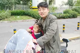 乡村大嫂夸老公是街上最拉风的仔，确实拉风，连他自己都说真凉视频封面