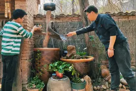 小伙用水缸和石头做了个流水鱼池，十几年的老院子瞬间变了模样