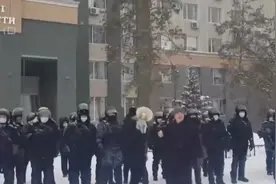 凤凰记者直击哈萨克斯坦骚乱现场：通讯服务中断，全部军警上街视频封面