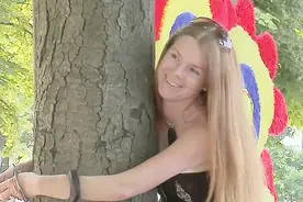 恶搞：男子邀请路人做抱树游戏，把人锁住就跑，路人表示已被玩坏视频封面