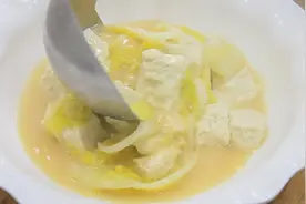 厨师长教你炖白菜豆腐汤，汤汁浓郁步骤少，简单食材做出好味道
