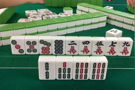 对面妹子，你脚刺挠买脚气水，干嘛看着我还用脚蹭我腿，挑衅吗？视频封面