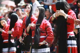 中国第一长发村，所有女子都留长发，而且一生只能剪一次头发！