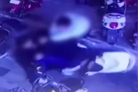 广东28岁男子当街抢抱婴儿，被多名路人现场按倒，警方通报视频封面